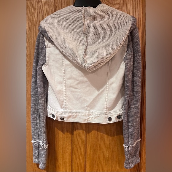 Free People Knit Sleeve & Knit Hood Distressed White Denim Jean Jacket Size XS - Picture 11 of 16